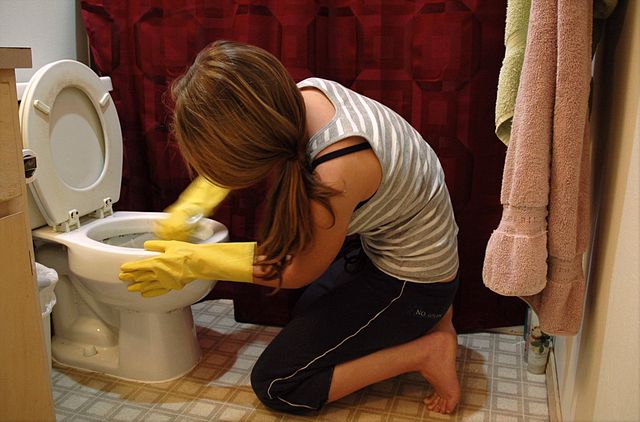 640px-Woman_cleaning_toilets