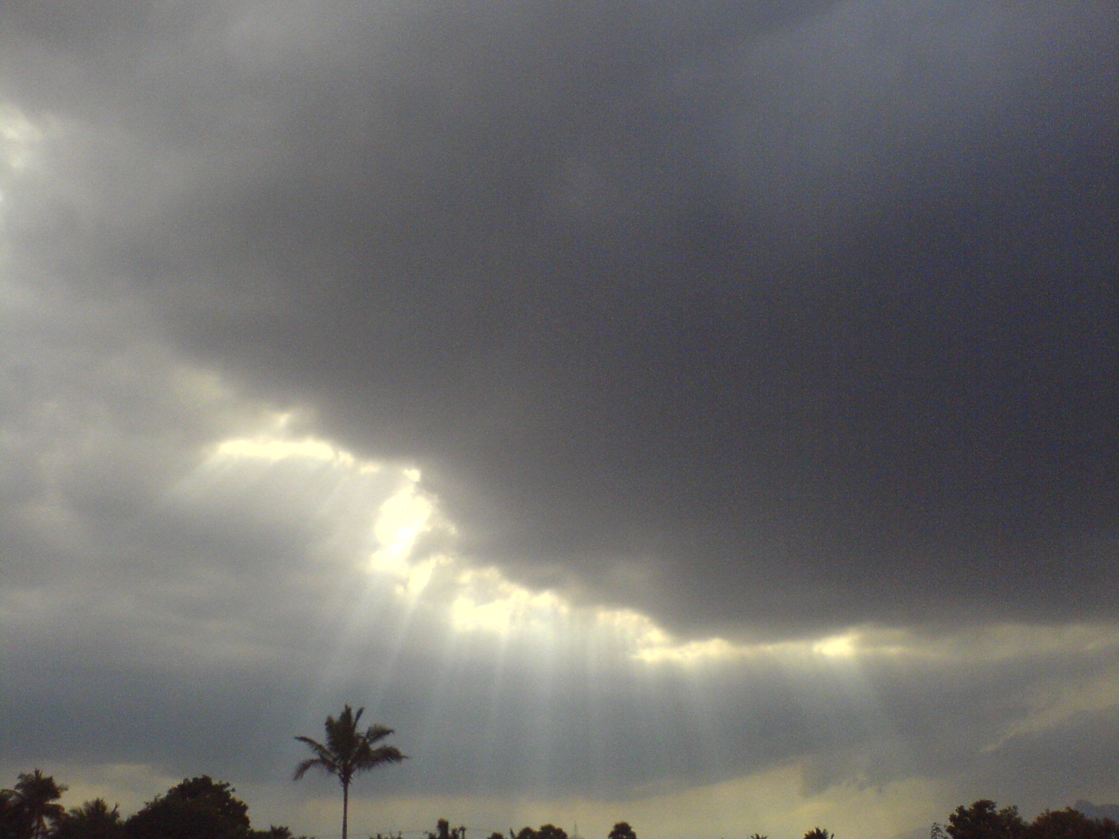 Dark_Cloud_with_Rays_in_Coimbatore